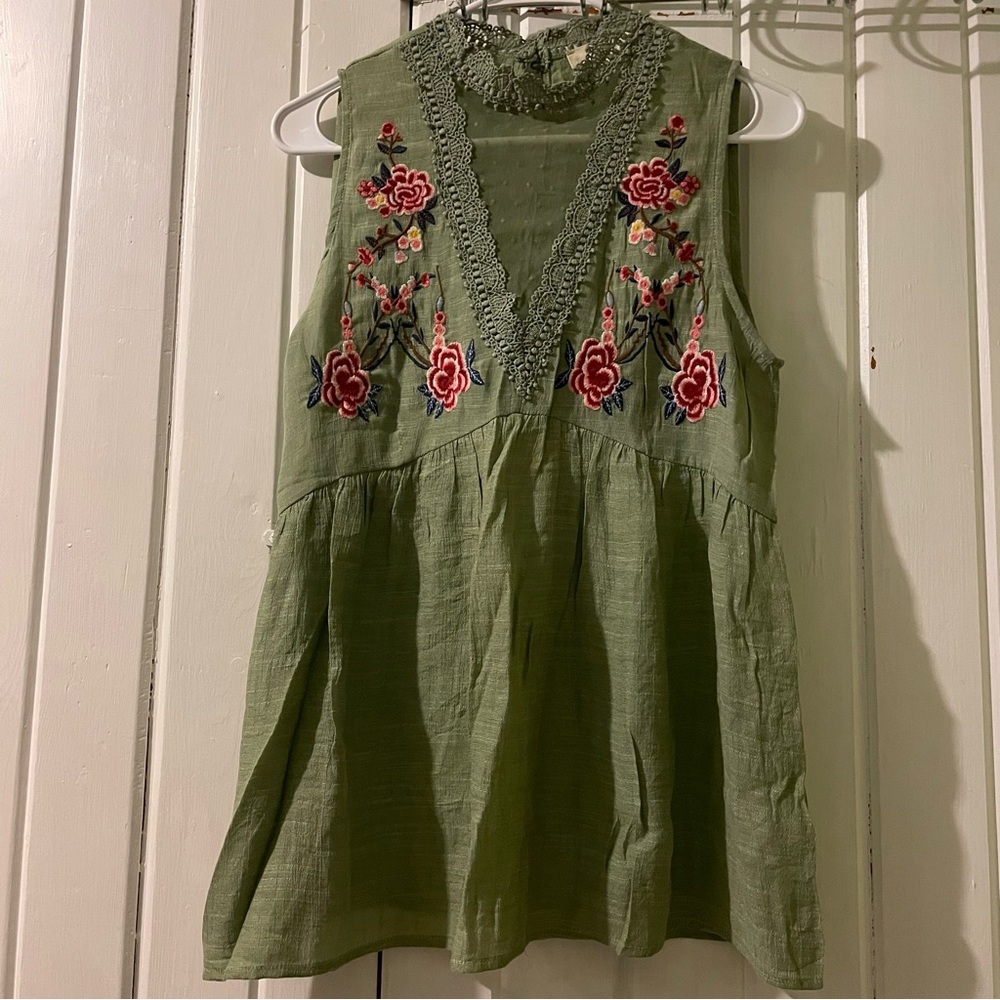 ENTRO embroidered sleeveless blouse-small NWOT